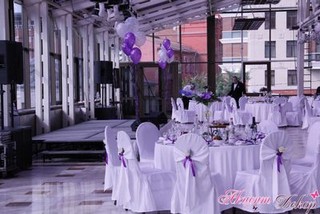 Белая свадьба с фиолетовой отделкой