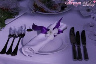 Белая свадьба с фиолетовой отделкой
